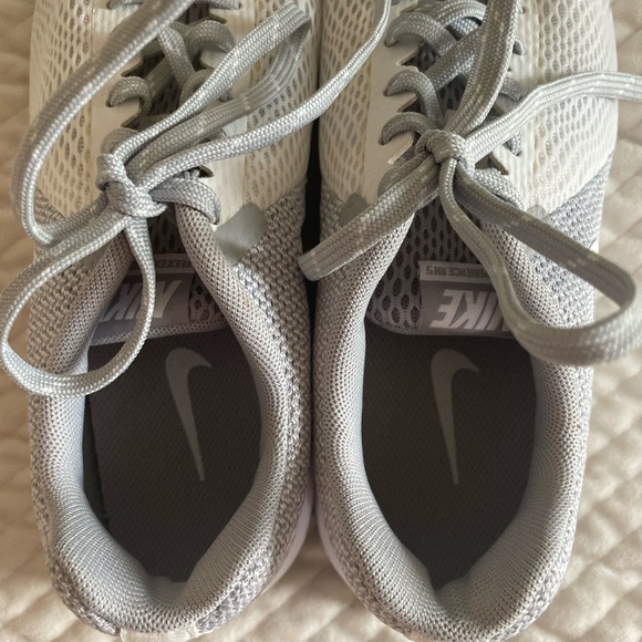 WOMENS NIKE FLEX EXPERIENCE RN 5 SIZE 7.5 - Picture 4 of 6